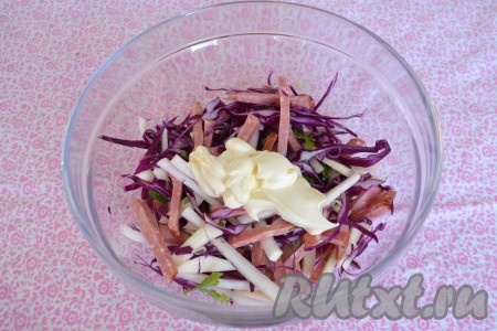 Соединяем подготовленные продукты в одной посудине, добавляем майонез (сметану), соль и тщательно перемешиваем.

