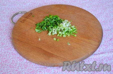 Шинкуем зелень.
