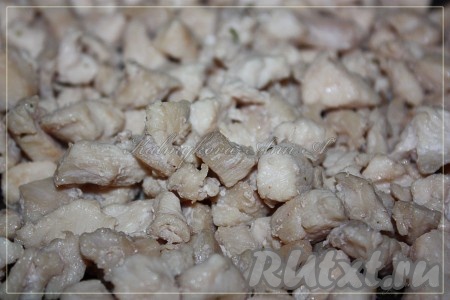 Из куриной грудки сделать филе, нарезать мелко и обжарить на сухой сковороде до готовности, около 7-10 минут, не забывая иногда перемешивать. По окончании жарки добавить соевый соус и перемешать.