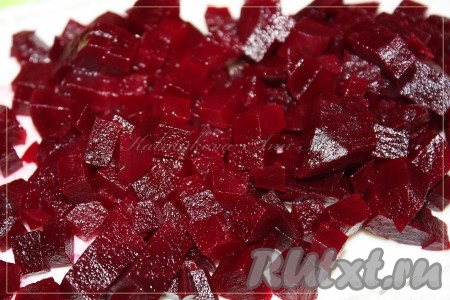 Свеклу отварить до готовности, почистить и нарезать кубиками.