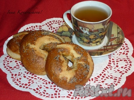 Вкусные, воздушные, пышные бублики с маком, приготовленные из дрожжевого теста, замешанного на молоке, достать из духовки, остудить и можно подавать на стол. Всем советую испечь бублики по этому рецепту для себя и своих близких!