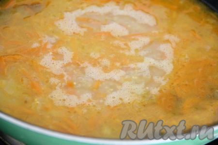 Влить в сковороду 600 миллилитров воды, добавить соль по вкусу, хорошо перемешать. После закипания воды уменьшить огонь, закрыть сковороду крышкой и готовить кашу минут 20-25 (до испарения воды и готовности пшена и риса). 