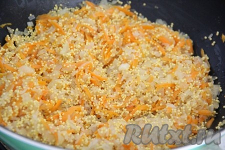 Тщательно перемешать крупы с овощами.