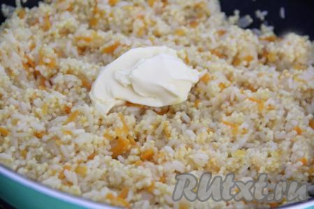 Затем добавить в рисово-пшённую кашу сливочное масло, хорошо перемешать. Снять сковороду с огня, накрыть крышкой и оставить кашу пропариться на 10-15 минут.