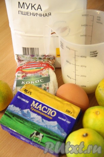 Подготовить продукты для приготовления мандаринового печенья. Масло предварительно достать из холодильника и размягчить.