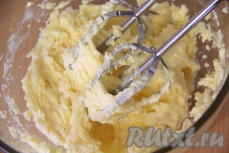  С помощью миксера взбить масло с сахаром и яйцом в однородную и гладкую массу.