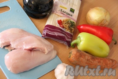 Продукты для приготовления лапши удон с куриным мясом и овощами.
