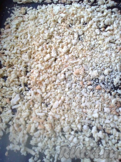 Достаем тесто из морозилки, натираем на крупной терке, выкладываем на бумагу для выпечки. И выпекаем в разогретой духовке в 2 захода, чтобы крошки лежали не толстым слоем, при 180 градусах, примерно 10 минут, чтобы тесто стало золотистым.
