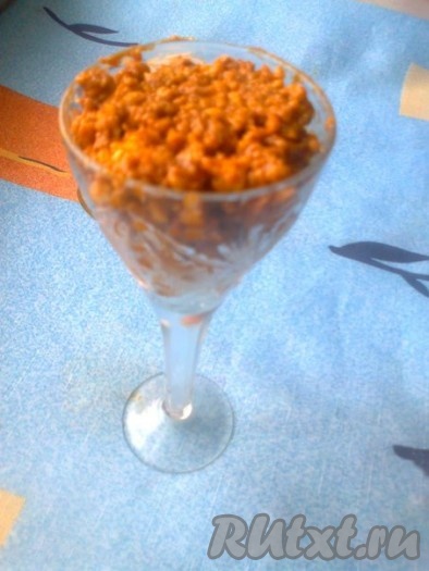 Формируем шишечки с помощью фужера или рюмки, зауженной формы. Смачиваем рюмку водой, чтобы масса не прилипла.