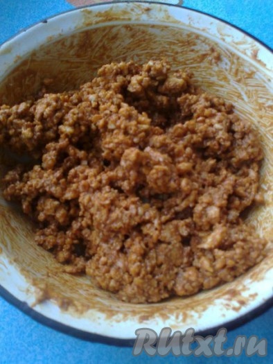 Измельчаем грецкие орехи с помощью скалки. Испеченную крошку смешиваем с вареной сгущенкой и орехами.