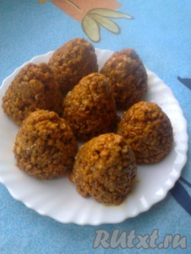 Выкладываем готовое печенье "Шишки" на блюдо