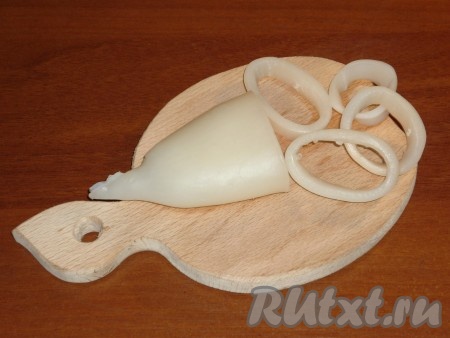 Дать отваренным кальмарам остыть. Затем нарезать кальмаров на кольца толщиной 3-5 миллиметров.