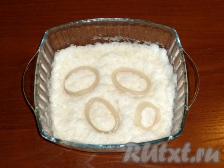 Разогреть растительное масло в сковороде. Каждое кольцо кальмара обмакнуть в кляр с двух сторон, выложить в хорошо разогревшееся масло и обжарить до золотистости с дух сторон (приблизительно по 1-2 минуте с каждой стороны).&nbsp;