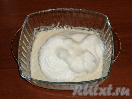 Для приготовления кляра соединить муку с водой, добавить растительное масло. Посолить кляр по вкусу, хорошо перемешать. Белки взбить миксером в пышную пену и отправить в кляр. Аккуратно перемешать. Кляр получится однородным, воздушным и в меру густым.