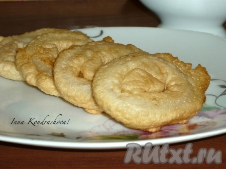 Очень вкусные кольца кальмаров станут отличной закуской и повседневному, и к праздничному столу.&nbsp; Благодаря тому, что кляр замешивается с добавлением яичных белков, кальмары получаются очень аппетитными!