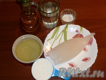 Подготовить продукты для приготовления колец кальмара в кляре на сковороде.