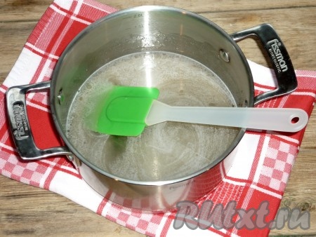 Помешивая, проварить получившийся сироп до растворения сахара. Но не кипятить.&nbsp;