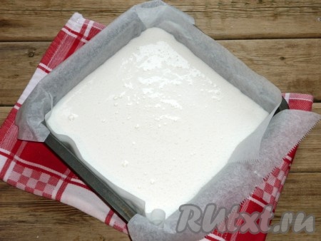 Форму застелить пергаментной бумагой и вылить массу, разровнять. Оставить застывать при комнатной температуре на 2-3 часа.&nbsp;