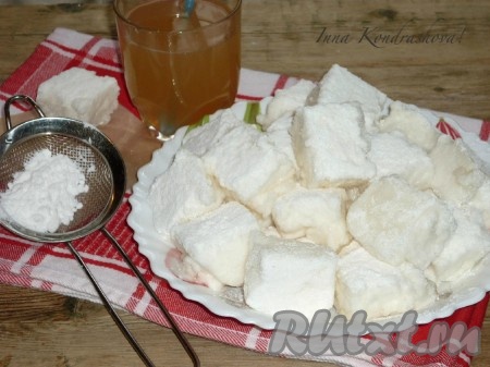 Влажным ножом разрезать маршмеллоу на небольшие кубики. В отдельной ёмкости крахмал смешать с сахарной пудрой. Обвалять кусочки конфет в смеси крахмала и сахарной пудры со всех сторон. Маршмеллоу, приготовленное с добавлением желатина в домашних условиях по этому простому рецепту, получается воздушным и вкусным. Неоднократно проверено, такие конфетки с удовольствием едят и детки, и взрослые!