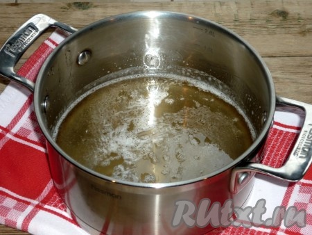 Снять сироп с огня, дать ему немного остыть. К этому времени желатин уже должен набухнуть. Добавить набухший желатин в горячий сироп, тщательно перемешать, поставить на средний огонь и, перемешивая, прогреть до растворения кристалликов желатина. Очень важно, чтобы желатин растворился, но смесь сиропа и желатина не должна закипеть.