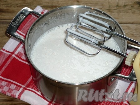 Снять смесь сиропа и желатина с огня, добавить ванилин и с помощью миксера взбить смесь до получения воздушной, белоснежной текстуры. Взбивать надо долго, около 10 минут.&nbsp;