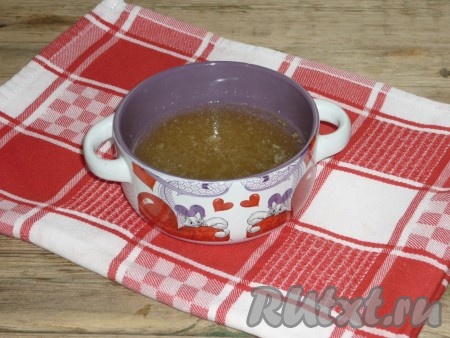 Желатин насыпать в небольшую ёмкость, залить 140 миллилитрами холодной кипячёной воды, перемешать и оставить для набухания на 15-20 минут.&nbsp;