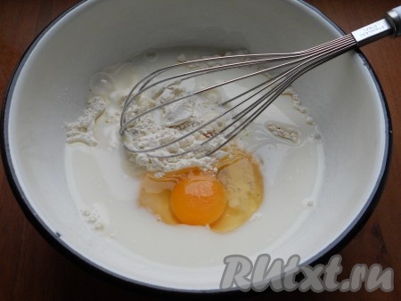 К полученной массе добавить яйцо и молоко комнатной температуры (я подогрела молоко до комнатной температуры на плите, можно подогреть в микроволновке), хорошо перемешать тесто венчиком.