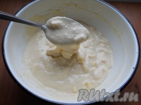 Затем добавить очищенные и нарезанные на мелкие кубики яблоки, перемешать. Тесто должно получиться, как в меру густая сметана, оно будет стекать с ложки широкой лентой. Так как мука бывает разной, возможно, чтобы получить тесто требуемой густоты, нужно будет всыпать немного муки или влить совсем немного молока.