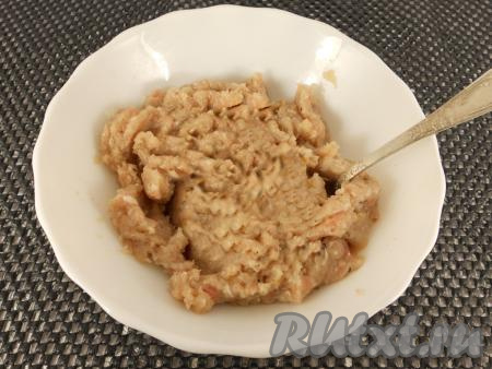 Измельчить мясо с луком до состояния фарша. Если нет измельчителя, можно перекрутить мясо с луком на мясорубке. Фарш выложить в миску, посолить, поперчить, влить холодную воду, тщательно перемешать.