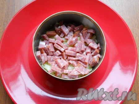 Картофель чуть посолить и смазать майонезом. Далее выложить копчёную колбасу, нарезанную на небольшие брусочки (или кубики).