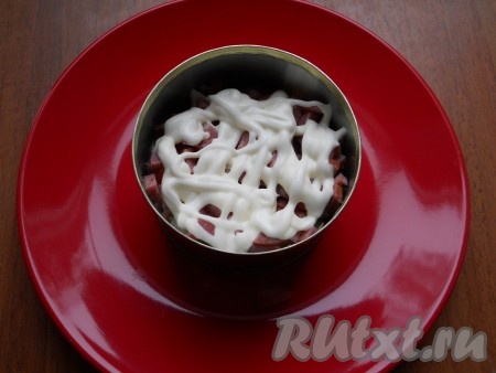 Колбаску смазать майонезом.