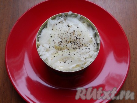 Редьку и лук очистить. Редьку натереть на средней тёрке, равномерно разложить поверх яблок. Следующим слоем разложить лук, нарезанный на полукольца, немного посолить, поперчить, смазать майонезом.