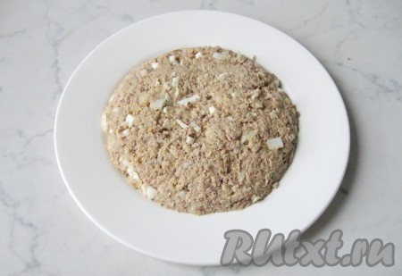 Выложить смесь сардин, отварного яйца и нарезанного лука на большую тарелку.
