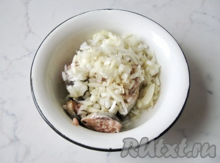 Репчатый лук почистить, помыть и мелко нарезать. Добавить к сардине в мисочку.
