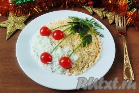 Помидоры черри разрезать на две части и выложить на салат в виде вишен. Веточки укропа или петрушки будут черенками "вишен". Листочки я сделала из веточки укропа и кожуры огурца.&nbsp; Майонезом сделать кантик вокруг салата. Салат с сардинами и яйцами готов. Простой, вкусный и нарядный. Подаем на праздничный стол.
