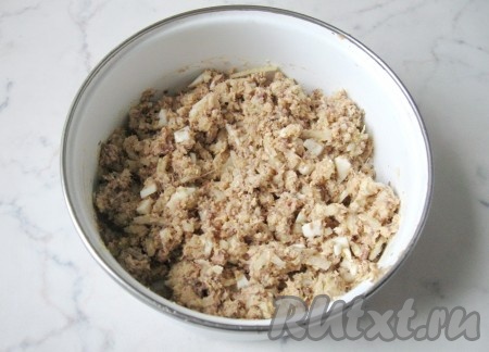 К нарезанному луку и сардине добавить нарезанное яйцо и размять все ингредиенты вилкой. Посолить и поперчить салат по вкусу. По желанию можно добавить майонез. Но я приготовила без него.
