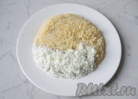 Желток натереть на терке и выложить им вторую часть салата.
