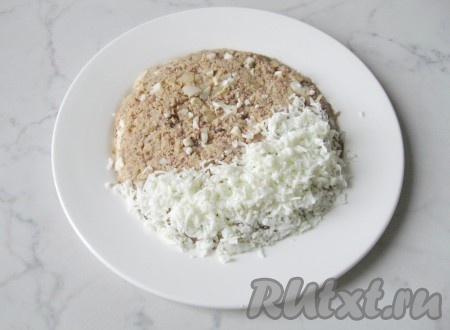 Яичный белок натереть на мелкой терке. Выложить им половину салата.
