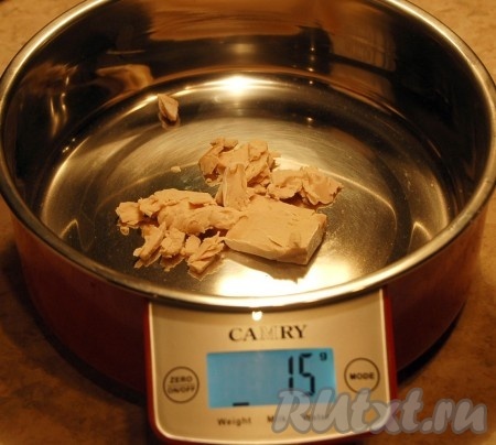 Для приготовления теста взвесим свежие дрожжи.
