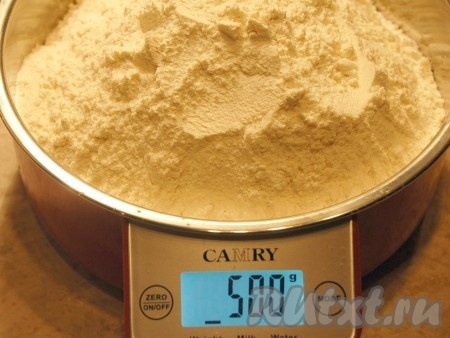 Взвесим муку.