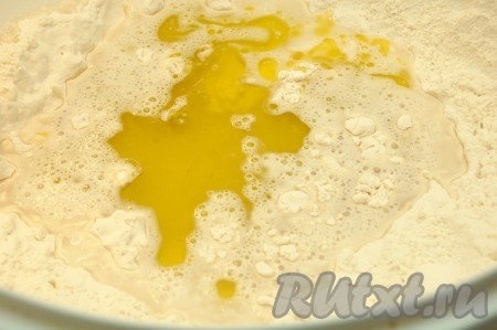 Соединим муку с дрожжами и пальцами перетрём их, а уже затем добавим тёплую воду (температура воды должна быть не выше 40 градусов), оливковое (или растительное) масло и соль.