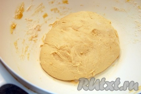Тщательно перемешиваем и получаем достаточно липкое тесто, но муки не надо больше добавлять. Тесто убираем на 1,5 часа в тёплое место (или на ночь в холодное место).