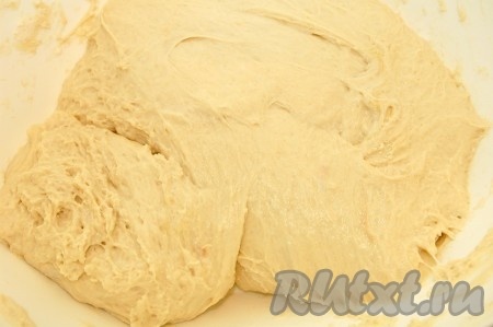 Через полтора часа (или больше) достаём тесто, увеличившееся в объёме в 2-3 раза. Тесто на живых дрожжах для приготовления булочек готово. Я решила испечь булочки с несладкой начинкой и булочки без начинки в виде лепёшек. 
