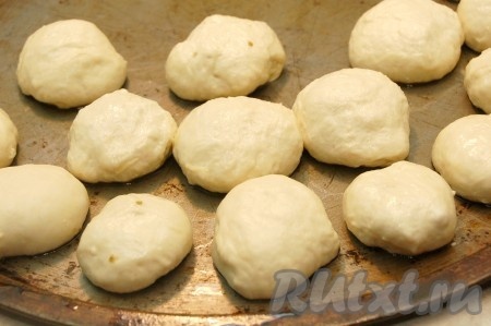 Защипываем края теста, формируя булочку. Аналогично формируем все булочки с начинкой и выкладываем их на противень, смазанный оливковым маслом.