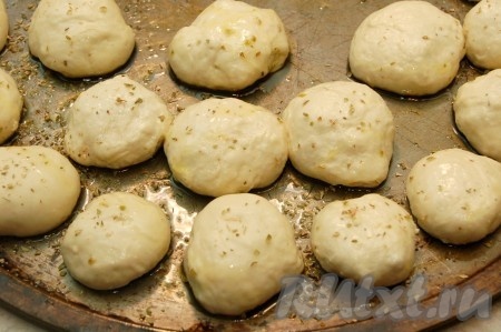 Сверху посыпаем, по желанию, орегано и сбрызгиваем оливковым маслом.