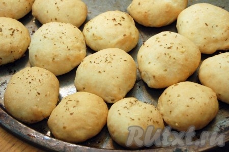 Отправляем в заранее нагретую до 200 градусов духовку и выпекаем до золотистого цвета (у меня были маленькие булочки, они были готовы минут через 15).