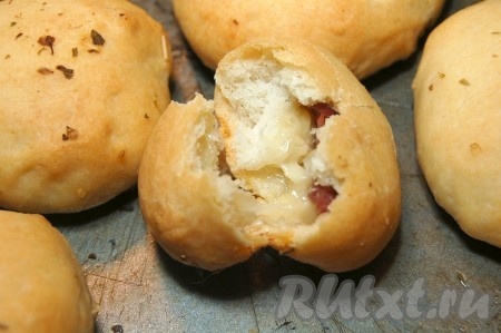 Разламываем нашу булочку с начинкой и внутри она выглядит вот так.