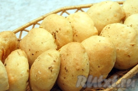 Приготовить тесто на живых дрожжах по этому рецепту совсем несложно. Булочки, пиццы, лепёшки из такого теста получаются и вкусными, и очень ароматными. 