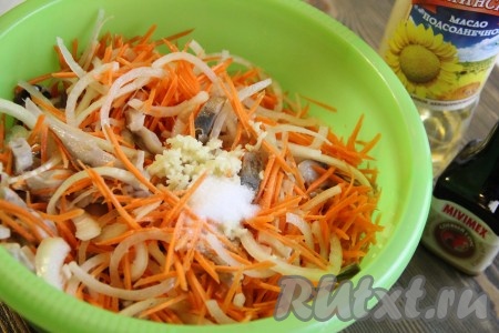 Затем добавить морковь и ещё раз перемешать. Чеснок пропустить через пресс. Добавить к сельди и овощам соль и чеснок, перемешать.&nbsp;