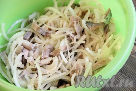  Селёдку вместе с маринадом переложить в глубокую миску, добавить к ней лук, хорошо перемешать.